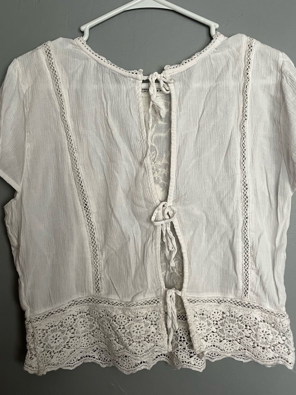 Abercrombie & Fitch Women’s Cream Floral Embroidered Lace-Trim Blouse - Picture 2 of 3